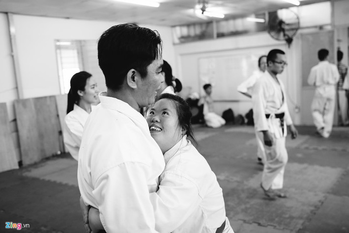 Linh sau mỗi buổi tập đều đòi ôm chia tay thầy. Lớp học này không giới hạn thời gian học. Các em cứ đến học cho tới khi không còn muốn nữa. Tuy nhiên, hầu hết các em đều mong muốn đến ngày thứ tư để gặp thầy và các bạn. Sự trăn trở lớn nhất của người đàn ông này là làm sao có nhiều phụ huynh đưa các em đến học hơn, biết về lớp hơn để không còn tình trạng những trẻ em tự kỷ bị xã hội cô lập.