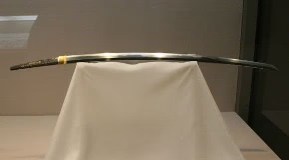 8. Honjo Masamune: Honjo Masamune là một trong những thanh kiếm nổi tiếng nhất của Nhật Bản, được rèn bởi thợ rèn huyền thoại Masamune. Nó được coi là biểu tượng của sự tinh hoa và kỹ thuật rèn kiếm đỉnh cao của Nhật Bản. Honjo Masamune từng thuộc về các Shogun Tokugawa và là biểu tượng của quyền lực quân sự. (Ảnh: Ubisoft)
