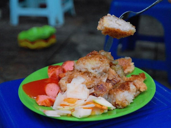 Bánh chưng chỉ rán vừa xém hai mặt, rưới thêm một chút xì dầu, dưa góp là có thể thưởng thức. Món ăn có vị béo và dẻo thơm của bánh và nhân, nhưng không bị ngấy, ăn cực cuốn trong thời tiết se lạnh. Ảnh Internet