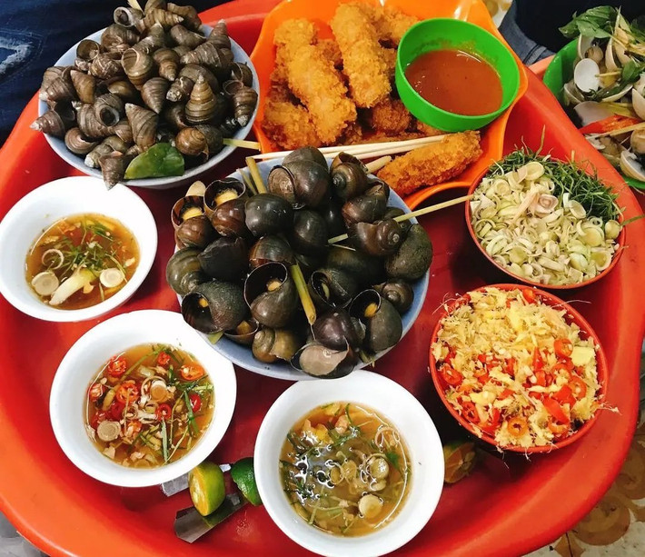 Còn gì thú vị hơn giữa tiết trời se lạnh được xuýt xoa bên bát ốc luộc, ngao hấp nóng hổi. Ảnh Internet