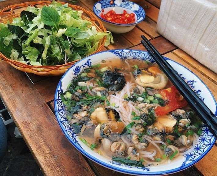 Một bán bún ốc đúng điệu phải có mùi thơm chua nhẹ của dấm bỗng, vị ngọt từ nước ốc, một chút cay nhẹ của ớt chưng. Bên cạnh đó, sự bắt mắt của màu đỏ vàng từ nước cà chua, màu xanh của tía tô và các loại rau ăn kèm hay màu vàng của đậu chính là điểm nhấn đặc biệt của bát bún ốc nóng ngày lạnh. Ảnh Internet