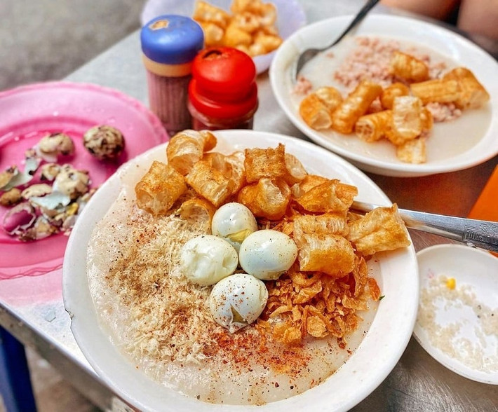 Với nhiều người ở Hà Nội, thú vui ẩm thực trong những ngày se lạnh đơn giản là chỉ cần được ngồi bên hàng quán vỉa hè nào đó, gọi một bát cháo sườn sụn nóng hổi, xì xụp cảm nhận vị ngọt lịm của cháo sườn, lấn cấn vụn của sụn. Đặc trưng của món ăn này chính là, có thể ăn ở đâu, buổi nào cũng hợp. Ảnh Internet