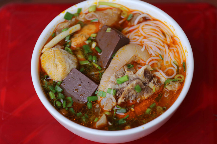 Thưởng thức ẩm thực Huế thì chắc chắn bún bò là món ăn du khách không thể bỏ qua. Chỉ khi đến Huế du khách mới có thể thưởng thức được hương vị đặc trưng đúng chuẩn vị mà không nơi nào có được. Bát bún bò Huế truyền thống chuẩn vị là phải mặn nồng, đậm đà, sợi bún trắng to dẻo dai, thịt bò được hầm nhừ thơm, vị béo ngậy vừa phải không gây ngán. Ảnh Internet