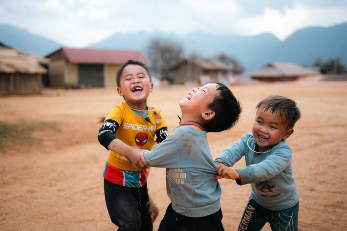 Không chỉ mang vẻ đẹp như những bông tuyết nở, hoa sơn tra đã nuôi sống biết bao thế hệ, bao gia đình trên bản làng Nậm Nghẹp, là tuổi thơ xinh đẹp của những đứa trẻ người Mông... Ảnh Hoàng Minh Đức