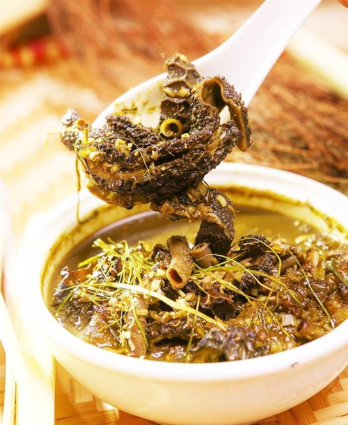 Nậm pịa đưa lên bàn ăn có màu nâu sấm, sánh sệt và có mùi khá khó chịu, vị đắng nên không phải ai cũng có thể ăn. Nhưng một khi đã biết ăn, nhiều người phải công nhận rằng mình bị nghiện cái vị ngai ngái ấy lúc nào không hay. Ảnh Internet