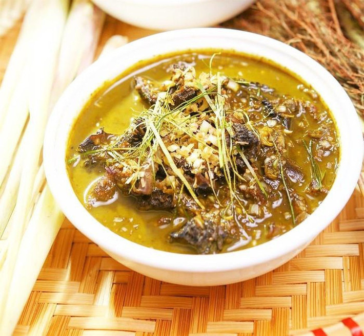 Nậm pịa là món ăn truyền thống của bà con dân tộc Thái, chỉ có từ Mộc Châu đến Sơn La. Trong tiếng Thái, "nậm" nghĩa là canh, "pịa" nghĩa là chất sền sệt trong ruột non của bò hoặc phân non. Món ăn có cái tên kì lạ, nguyên liệu... kỳ quặc này lại thứ đặc sản được ưa thích đặc biệt của đồng bào nơi đây. Ngoài "pịa", món ăn còn có tiết đông, sụn, đuôi, thịt, bạc nhạc, lục phủ ngũ tạng như dạ dày, gan... Ảnh Internet