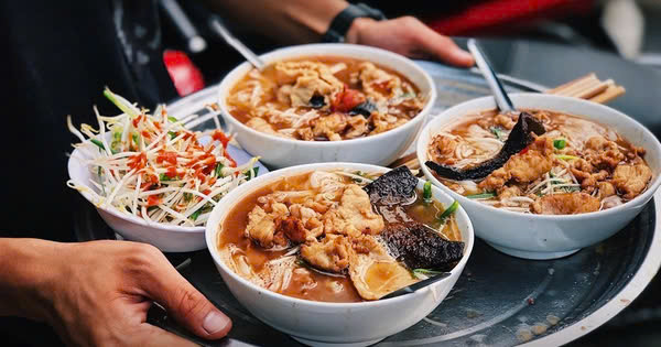 Thay vì thịt bò hay gà, món này dùng gan lợn rán cháy xém để tạo ra hương vị bùi, béo và thơm đặc trưng. Khi ăn, gan được kết hợp với bánh phở mềm, nước dùng đậm đà và hành phi giòn, tạo nên một trải nghiệm khá lạ miệng. Ảnh Internet