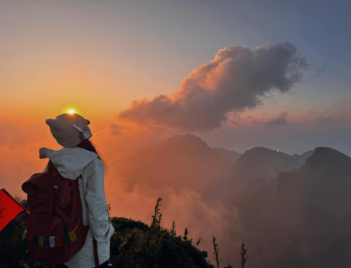 Từ đỉnh Ngũ Chỉ Sơn vào những ngày đẹp trời, du khách có thể phóng tầm mắt quan sát được vẻ đẹp hùng vĩ của những ngọn núi nổi tiếng của Việt Nam như: Fansipan, Lảo Thẩn, Nhìu Cồ San, Kỳ Quan San, Chu Va với biển mây biến ảo không ngừng, tạo lên khung cảnh hùng vĩ mà hiếm nơi nào sánh được. Ảnh Kim Phượng