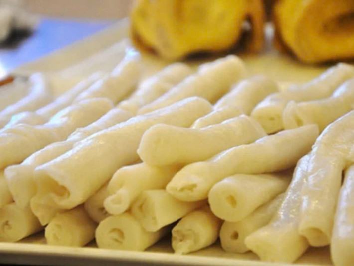 Mỗi chiếc bánh sẽ được cuốn thành cuộn dài, chặt tay nhưng vẫn giữ được độ mềm dẻo quẹo, hương vị thơm ngon khi được chấm cùng với nước mắm pha riêng của vùng đất Quảng Ninh. Ảnh Internet