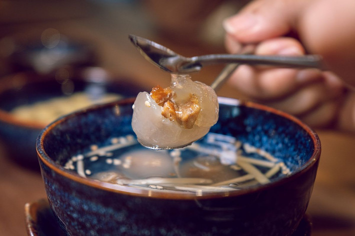 Chè bột lọc bọc heo quay là đặc sản độc đáo của Huế, kết hợp giữa hương vị truyền thống và sự sáng tạo trong ẩm thực. Món chè này có cái tên gây tò mò cho du khách, với hương vị đặc trưng ấn tượng nên được nhiều người yêu thích. Món ăn được chế biến từ những nguyên liệu đơn giản bao gồm bột lọc và thịt heo quay. Ảnh Internet