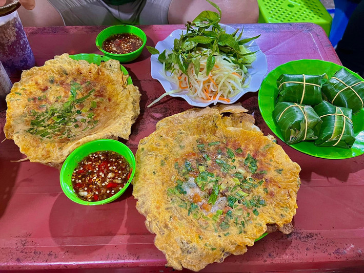 Với vị dai của bột lọc, vị béo của nhân cùng sự tươi mát của rau, dưa bánh ép khiến du khách ăn hoài không ngán. Bánh ép còn có phiên bản “bánh ép khô” để mua về nhà, để được lâu. Ảnh Internet