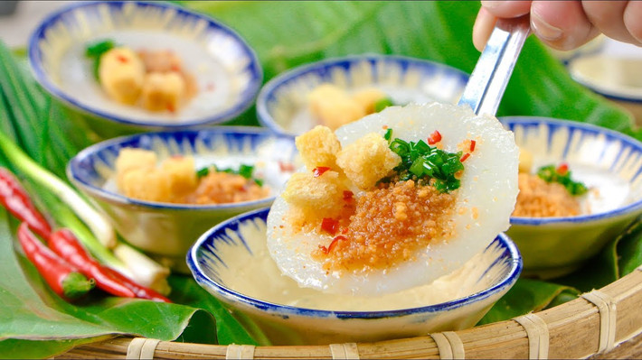 Bánh bèo Huế là một trong những món ăn được người dân địa phương và khách du lịch vô cùng yêu thích. Ăn được bát bánh bèo nóng hổi, có vị bùi, nhân thơm ngọt, nước chấm được pha một cách cầu kỳ và hơi cay. Khi chan nước mắm lên thực khách sẽ cảm nhận được vị mềm dai dai của bột, cộng thêm mùi vị thơm thơm từ hành phi, nhân tôm, thịt băm nhuyễn. Ảnh Internet