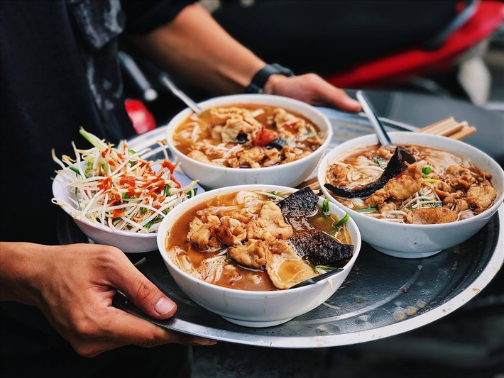 Nếu như phở bò, phở gà... là những món quen thuộc, phở gan cháy lại là đặc sản nức tiếng của Bắc Ninh. Điều đặc biệt của món phở này là gan sẽ được rán cháy đen trong chảo dầu, ăn cùng giá, cật, các loại rau sống và nước dùng đậm đà. Ảnh Internet