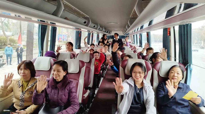 Được biết, các tour du lịch miễn phí này sẽ hoạt động vào thứ 7 và Chủ nhật hàng tuần, bắt đầu từ 8/3 đến hết tháng 6/2025. Mỗi ngày có 2 tour, mỗi tour gồm 2 xe cùng khởi hành lăn bánh vào 8h sáng và kết thúc vào khoảng 17h30 (không có tour buổi chiều).