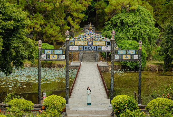Sinh thời, vua Minh Mạng đã chọn ngọn núi Cẩm Khê cao xanh, hùng vĩ làm nơi an trú, biến lăng Minh Mạng trở thành một nơi có địa thế vô cùng thuận lợi và sở hữu tổng thể kiến trúc tuyệt đẹp. Ảnh Tay Le Van
