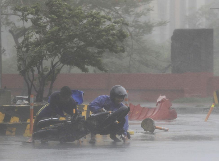 Cảnh mưa to, gió lớn khi bão Rammasun ập vào Manila hồi 2014.