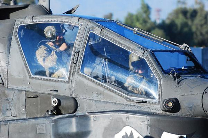 AH-64 Apache có thiết kế tiêu chuẩn dành cho trực thăng tấn công, với buồng lái hai phi công. Phi công phía trước điều khiển máy bay, còn phi công phía sau kiểm soát hệ thống vũ khí. Ảnh: military.