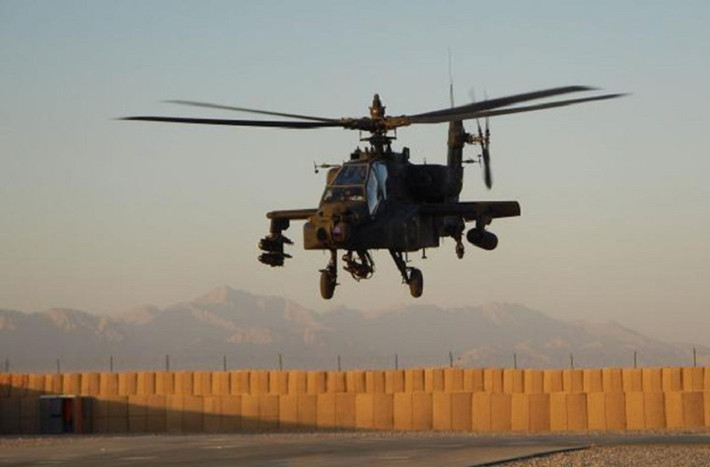 Bên cạnh hệ thống radar, AH-64 Apache còn được trang bị các hệ thống cảm biến cực nhạy TADS AN/ASQ-170 được gắn phía trước mũi máy bay. Ảnh: military.