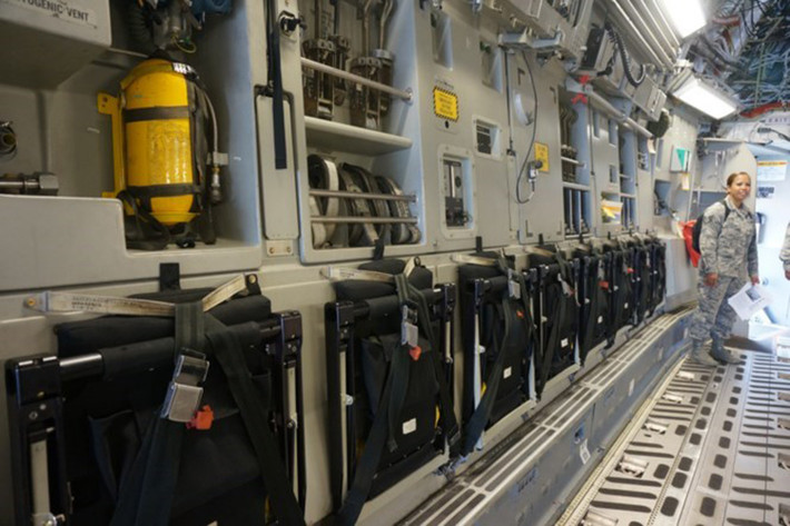 C-17 dài 53m, cao 16,79m, sải cánh 51,75m. Máy bay này chạy bằng 4 động cơ F117-PW-100, loại động cơ đang được sử dụng cho máy bay Boeing 757. C-17 có khả năng vận chuyển binh lính và mọi loại hàng hóa một cách nhanh chóng đến các căn cứ chính hoặc vận chuyển trực tiếp đến các căn cứ ở khu vực triển khai.