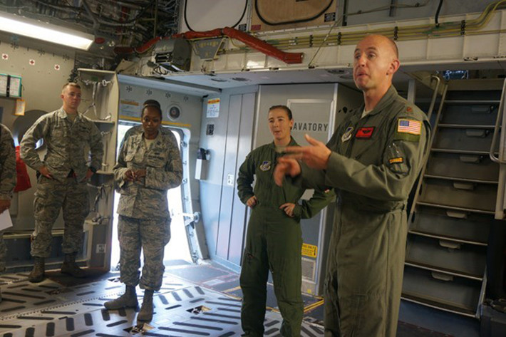 C-17 là loại máy bay vận tải mới nhất, cơ động nhất trong lực lượng không vận của Mỹ. Sự linh hoạt và đáng tin cậy vốn có của C-17 giúp nâng cao năng lực của cả hệ thống không vận Mỹ nhằm hoàn thành các yêu cầu vận chuyển trên không đi khắp thế giới của Mỹ. Hình ảnh: Đại úy James Kovarovic (bìa phải), phi công lái chiếc C-17.