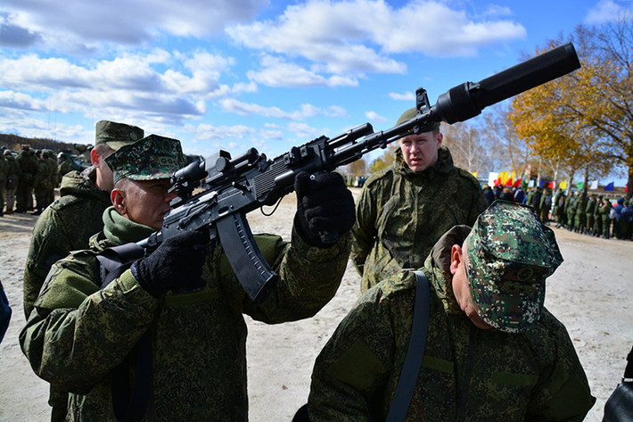 Hợp đồng trên được đích thân Alexander Mikheyev - Giám đốc điều hành Rosoboronexport (tập đoàn xuất nhập khẩu vũ khí của Nga) và Bộ trưởng Quốc phòng Philippines Delfin Lorenzana với sự chứng kiến của Bộ trưởng Quốc phòng Nga Sergey Shoigu. Trước đó, vào giữa tháng này Nga cũng đã viện trợ cho Quân đội Philippines 5.000 khẩu súng trường tấn công Kalashnikov cùng hàng triệu viên đạn. Nguồn ảnh: Bộ Quốc phòng Nga.