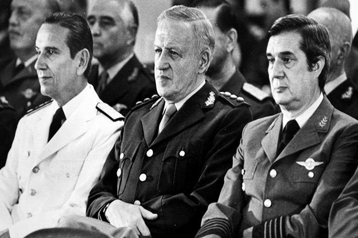 Ngoài ra, Argentina là một trong hai quốc gia khi đó không tham gia vào lệnh cấm vận đối với Moscow sau nước này đưa quân vào Afghanistan. Vì vậy, giúp Argentina chống lại Anh cũng là cơ hội cho Liên Xô tỏ rõ lập trường của mình trong vấn đề này, dĩ nhiên họ không muốn công khai chuyện này mà chỉ đứng sau hổ trợ. Trong ảnh là Tổng thống Leopoldo Galtieri chính quyền quân sự Argentina, người khơi mào cuộc chiến Falkland. Nguồn ảnh: amazonaws.com