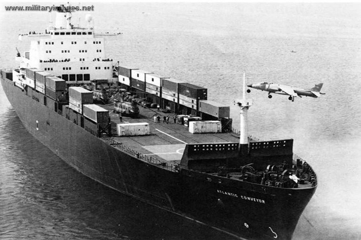 Dữ liệu hình ảnh được cung cấp bởi vệ tinh do thám Kosmos-1365 đã góp công lớn giúp hai tên lửa Exocet AM39 được phóng đi từ một trong những chiến đấu cơ Super Étendard của Hải quân Argentina đã hủy diệt Atlantic Conveyor. Mười hai lính thủy, sáu máy bay trực thăng Westland Wessex, ba chiếc Boeing Chinooks và một chiếc Westland Lynx bị phá hủy trong cuộc tấn công. Vì những tổn thất này, quân đội Anh đã buộc phải lấy lại Puerto Argentino (hay như người Anh gọi nó là Port Stanley) bằng cách băng qua Falklands. Nguồn ảnh: MilitaryImages.Net.