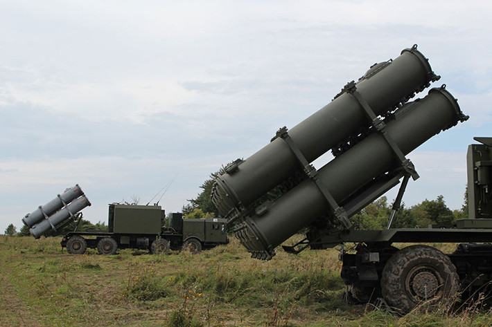 Và mới đây như một phần của cuộc tập trận Zapad-2017, các đơn vị phòng vệ bờ biển Nga đã một lần nữa chứng minh khả năng của các tổ hợp Bal-E khi cho phóng một loạt tên lửa chống hạm Kh-35 tấn công các mục tiêu giả định trên Biển Baltic. Nguồn ảnh: Bộ Quốc phòng Nga.