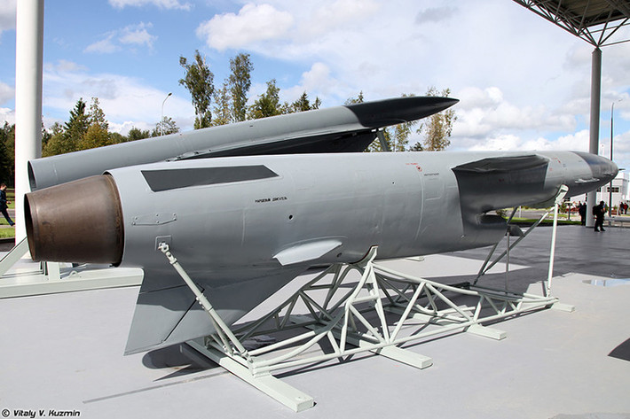 Đạn tên lửa P-35B trang bị hai động cơ với động cơ khởi tốc nhiên liệu rắn (đưa tên lửa rời bệ phóng rồi tách bỏ khi đạn ở trên không) và động cơ turbojet hành trình. Tầm bắn cực đại lên tới 450-500km. P-5 được Liên Xô đưa vào trang bị từ cuối năm 1959 và được rút ra khỏi biên chế vào năm 1966 thay thế nó chính là P-35. Nguồn ảnh: Vitaly Kuzmin.