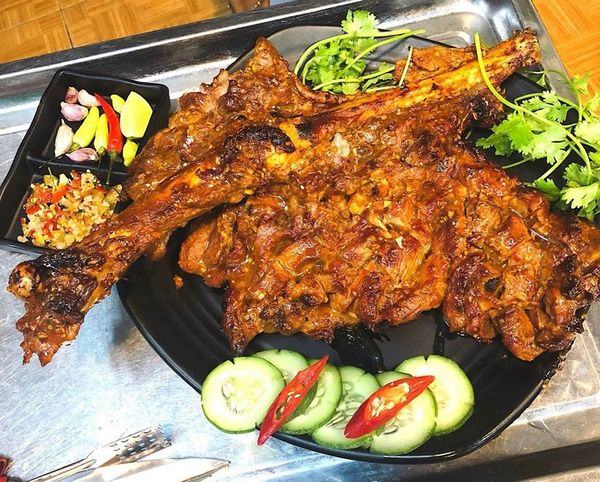 Dù nguy hiểm, cá mặt quỷ là đặc sản với thịt dai, ngọt, có vị như gà hoặc tôm hùm, đòi hỏi đầu bếp cẩn thận khi chế biến.(Ảnh: Vietnamese Food & Culture)