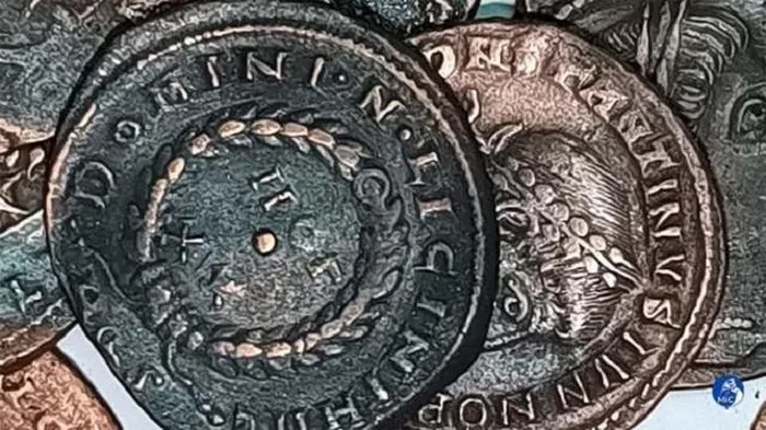 Những đồng xu này là đồng follis, loại tiền tệ phổ biến của La Mã và Byzantine, được đúc từ năm 324 đến trước năm 346.(Ảnh: DNVN)