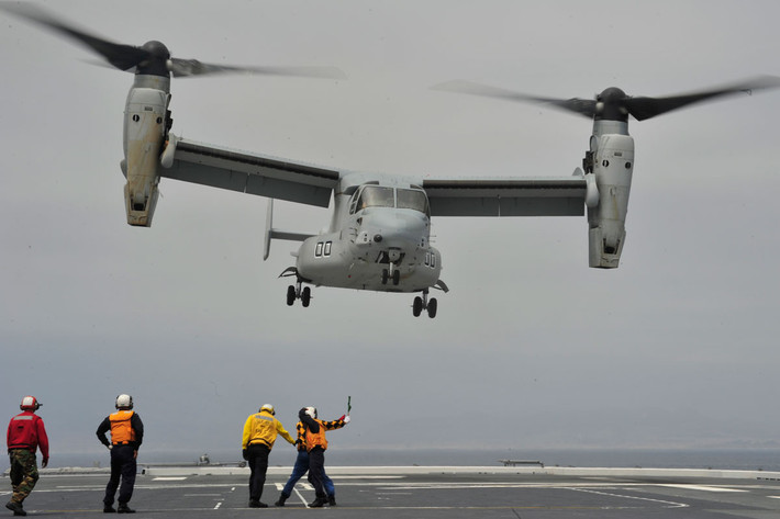Khả năng hạ cánh thẳng đứng của nó giúp MV-22 Osprey có thể triển khai được xuống bất cứ loại địa hình nào mà không cần đường băng. Đây hiện tại là loại máy bay quân sự duy nhất trên thế giới có khả năng này - tất nhiên là không tính phiên bản kế nhiệm của nó hiện sắp được hoàn thiện. Nguồn ảnh: Military.