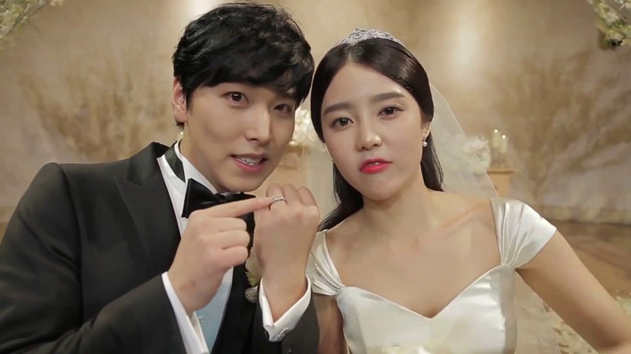 Sungmin (Super Junior): Sungmin làm tan vỡ trái tim bao fan nữ khi bất ngờ thông báo kết hôn với diễn viên nhạc kịch Kim Sa Eun hồi năm 2014. Lúc này, đông đảo người hâm mộ tạo nên làn sóng chỉ trích thành viên Super Junior với hashtag #SungMinOut đứng đầu top trend trên Twitter. Rất nhiều fan cho rằng anh là kẻ thiếu trách nhiệm khi cưới giữa lúc concert của nhóm đang diễn ra. Chưa hết, Sungmin còn lấy những món quà mà fan tặng mang tặng lại cho vợ mình. Chính cách hành xử này khiến netizen Hàn càng thêm phẫn nộ Sungmin.