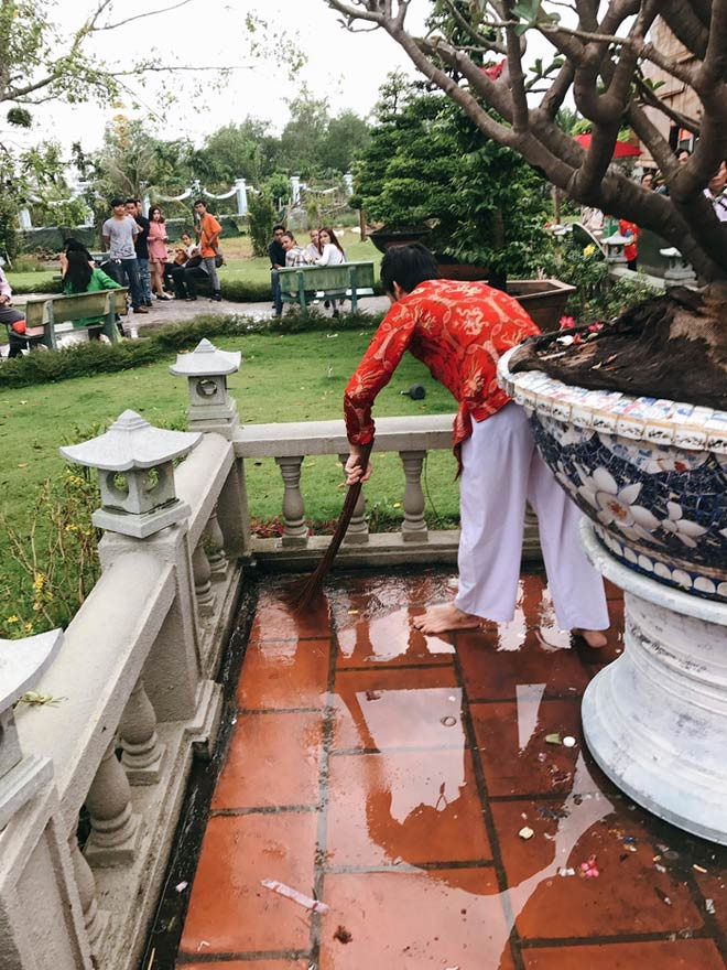 Một mình bỏ ra cả trăm tỷ để xây nhà thờ Tổ cho anh em nghệ sĩ và bà con người dân tới nhưng Hoài Linh chẳng quản ngại việc xắn tay áo dọn dẹp cho quang cảnh đẹp đẽ hơn.