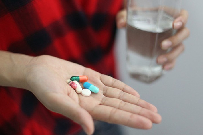 Thuốc: Một số loại thuốc có steroid có thể làm suy yếu xương của bạn. Uống càng nhiều steroid, tác động càng lớn đến xương và cột sống. Steroid ảnh hưởng đến sự trao đổi chất của canxi, vitamin D và xương có thể dẫn đến mất xương, gãy xương và loãng xương.