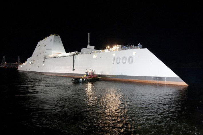 Sự cố xảy ra trên chiến USS Michael Monsooon và vừa được Hải quân Mỹ công bố hôm 3/9 vừa rồi. Theo đó, hệ thống đẩy phun nước phản lực của chiếc khu trục hạm lớp Zumwalt này đã bị hỏng hóc nặng không thể phục hồi được, dẫn tới việc phải thay mới hoàn toàn hệ thống động cơ. Nguồn ảnh: Flickr.