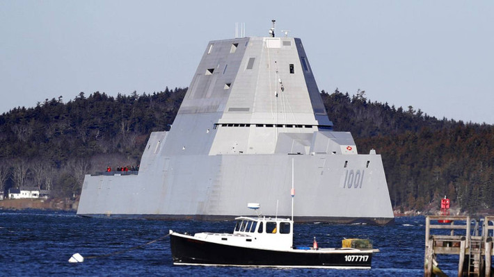 Tốc độ tối đa mà khu trục hạm Zumwalt có thể đạt được là 30 hải lý trên giờ tương đương với 56 km/h. Tuy nhiên đây chỉ là tốc độ trên lý thuyết. Trên thực tế, các khu trục hạm lớp Zumwalt chưa từng đạt được tốc độ như vậy. Nguồn ảnh: USnavy.