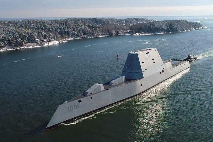 Zumwalt từng được xem là khu trục hạm tương lai của hải quân Mỹ, có khả năng thay đổi hoàn toàn cục diện các cuộc hải chiến trên biển. Hải quân Mỹ từng dự kiến sẽ đóng tới 32 chiếc chiện hạm Zumwalt để bổ sung cho lực lượng của mình. Nguồn ảnh: NBC.