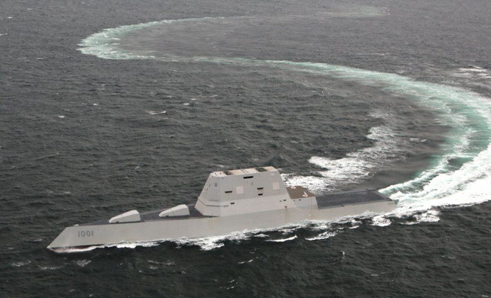Khu trục hạm Zumwalt có độ giãn nước tối đa gần 16.000 tấn. Chiều dài đạt 190 mét, rộng 24,6 mét và mớm nước tối đa 8,4 mét. Tàu được trang bị 2 động cơ Rolls-Royce cung cấp tổng cộng 105.000 sức ngựa. Nguồn ảnh: Defence.