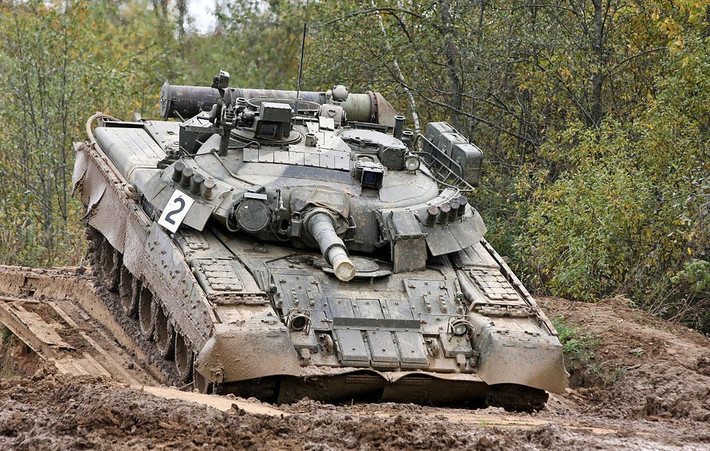 T-80 - một sản phẩm đắt đỏ đi ngược lại phong cách thiết kế và chế tạo đặt yếu tố giá thành lên hàng đầu của Liên Xô hiện vẫn đang phục vụ quân đội Nga với số lượng 450 chiếc hoạt động và 3000 chiếc dự bị. Nguồn ảnh: Wikipedia.
