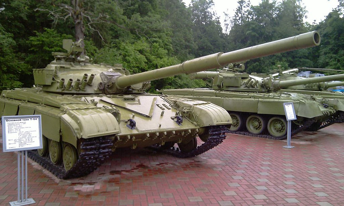 Tiếp đến là kho xe tăng dự bị của Liên Xô với đầu tiên là loại xe tăng T-64. Đây là loại xe tăng chủ lực chiến trường của Liên Xô cho ra đời trong những năm 60 của thế kỷ trước, là bản nâng cấp cho T-62. Nguồn ảnh: Wikipedia.