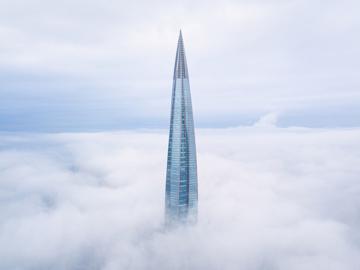 Người ta khởi công Lakhta Center vào năm 2012. Năm 2017, Lakhta Center đã đoạt danh hiệu tòa nhà cao nhất châu Âu từ Federation Tower ở thủ đô Moscow (Nga).