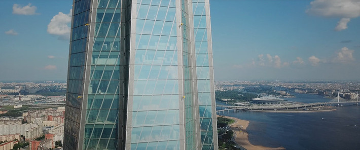 Từ lâu, Gazprom đã lên kế hoạch đặt trụ sở mới tại thành phố Saint Petersburg. Năm 2006, doanh nghiệp khởi động dự án xây dựng một tòa tháp ở trung tâm thành phố. Khu phức hợp đầu tiên của tập đoàn này mang tên Thành phố Gazprom và sau đó là Oktha Center.
