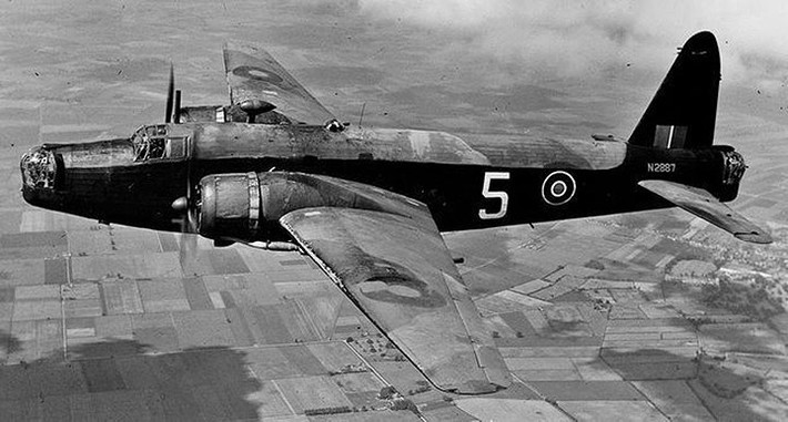 Oanh tạc cơ Vickers Wellington của Anh Quốc. Đây là máy bay ném bom duy nhất của Anh được chế tạo trong suốt Thế chiến 2.