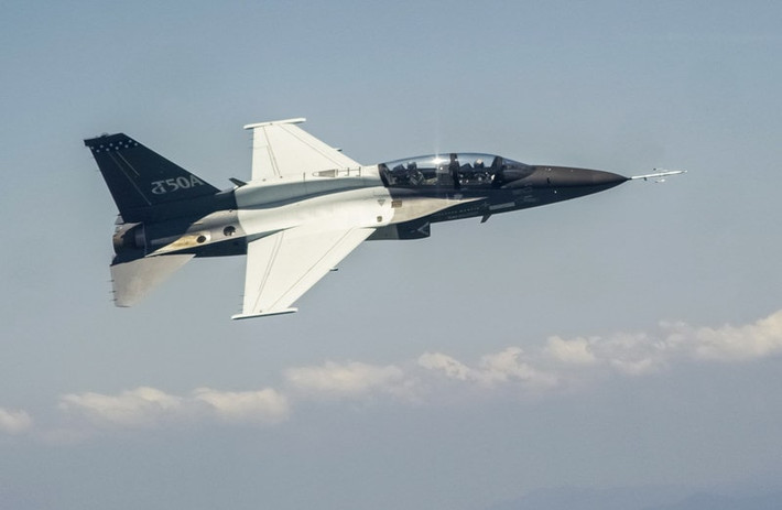Quân đội Mỹ bắt đầu lên kế hoạch về việc lựa chọn T-X để thay thế cho T-38 Talon từ cuối năm 2017, tuy nhiên Không quân Mỹ đã khiến nhiều người phải ngạc nhiên về tốc độ quyết định nhanh chóng và dứt khoát của mình khi khẳng định quá trình thay thế của T-X sẽ bắt đàu từ ngay cuối tháng 9 này. Nguồn ảnh: Aviation.