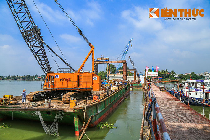 Trao đổi với PV báo Kiến Thức tại công trường, ông Ngô Anh Tạo - Phó TGĐ Tổng công ty Đường sắt Việt Nam cho biết, dự kiến các dầm sẽ được đưa lên sà lan chở ra vị trí trụ cầu lúc 12h ngày 16/6, và đúng 13h sẽ tiến hành lao lắp.