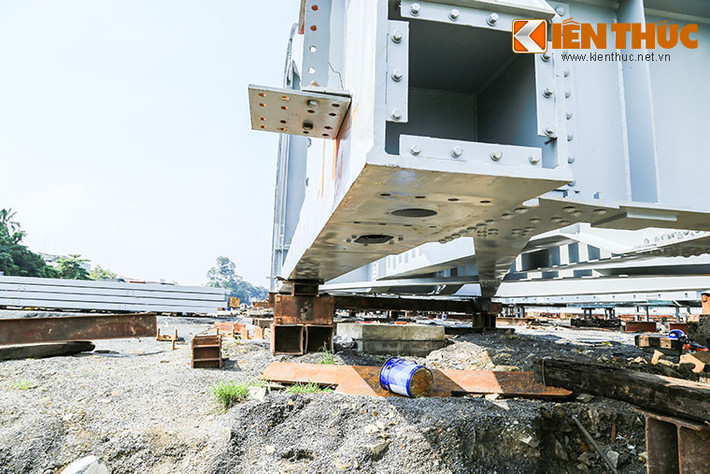 Các chi tiết nhỏ trên các nhịp dầm cầu đã được lắp đặt và kiểm nghiệm xong.