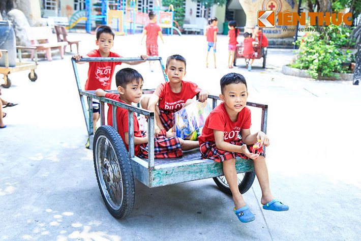 Ngày Tết Thiếu nhi 1/6, hàng triệu trẻ em trên cả nước rộn ràng vui chơi, được tặng quà từ ba mẹ mình. Riêng những đứa trẻ không ba mẹ bị bỏ rơi tại Trung tâm Nhân đạo Quê Hương (TX Dĩ An, Bình Dương) vẫn chưa một lần biết đến ngày Quốc tế Thiếu nhi là gì.