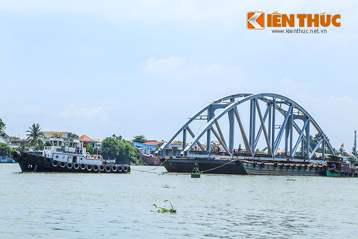 Đúng 12h trưa 17/6, nhịp dầm cầu Ghềnh mới đầu tiên đã được cẩu lên sà lan để đưa ra trụ cầu bắt đầu lao lắp.