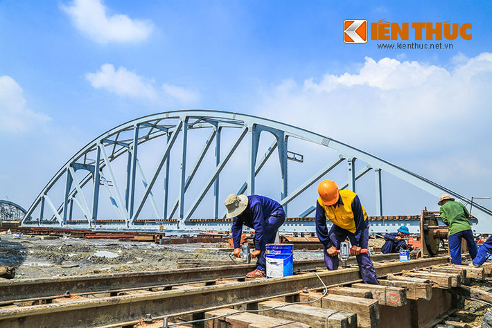 Tà vẹt tại nhịp cầu Ghềnh mới được các công nhân thực hiện đúng tiến độ và theo yêu cầu trước khi tiến hành lao lắp dầm.